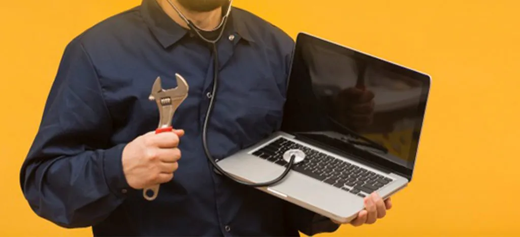 Teknisyen elinde laptop ve anahtar tutuyor